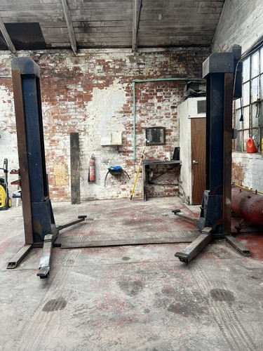 Tonne post car lift - car,