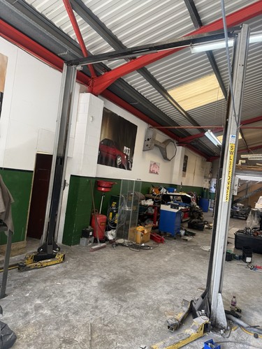 Post car lift - 2,